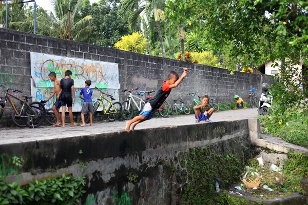 インドネシアのジョグジャカルタ 2020年5月28日 子供たちは水を遊び 楽しい川で泳ぐ — ストック写真