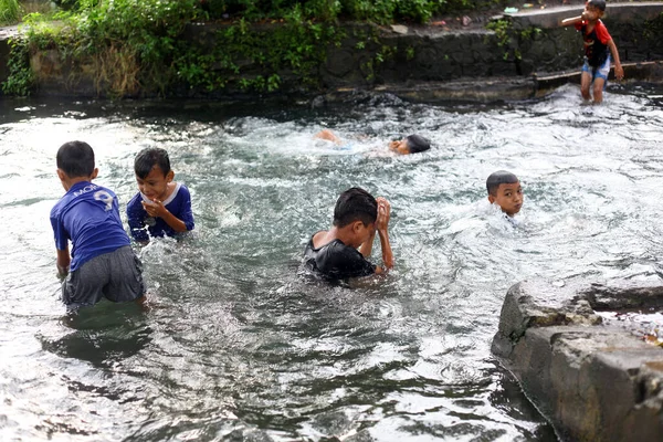 Yogyakarta Indonézia Május 2020 Gyerekek Játszani Víz Úszni Folyóban Nagy — Stock Fotó