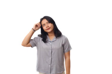 Güzel Asyalı kız bir şey düşünürken ayağa kalktı ve yukarı baktı. Kopyalama alanı ile beyaz arkaplanda izole