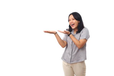 Güzel Asyalı kız gülümseyerek ayağa kalkar ve yanındaki boşluğu gösterir. Beyaz arkaplanda izole