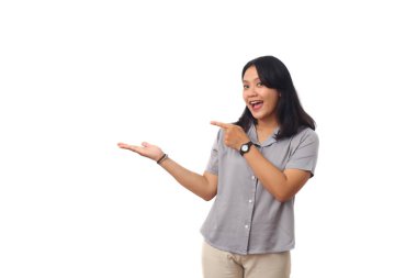 Güzel Asyalı kız gülümseyerek ayağa kalkar ve yanındaki boşluğu gösterir. Beyaz arkaplanda izole