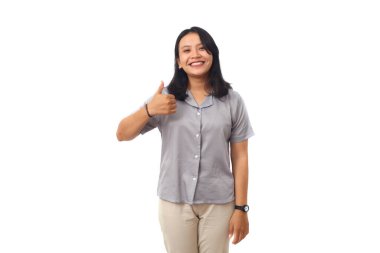 Güzel, genç bir Asyalı kız parmağını kaldırırken kameraya tatlı tatlı gülümsüyor.