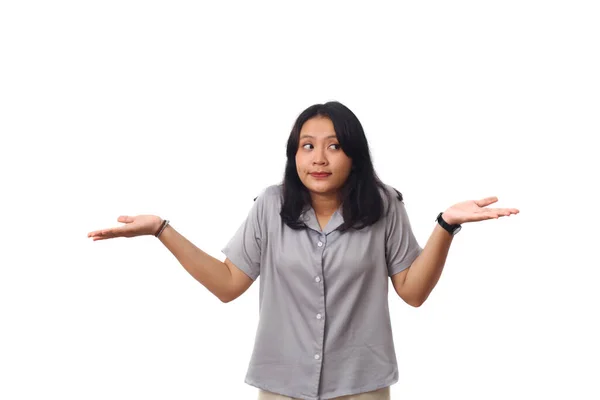 Güzel Asyalı kız bir şey bilmediğini ifade ederken ayağa kalktı. Beyaz arkaplanda izole