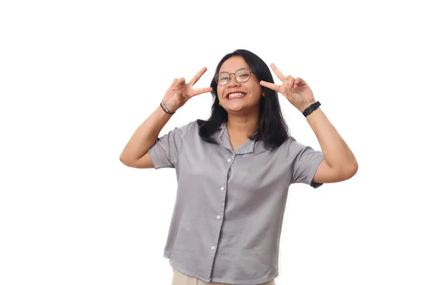 Retrato Una Chica Asiática Alegre Vestida Gris Pie Sobre Fondo — Foto de Stock