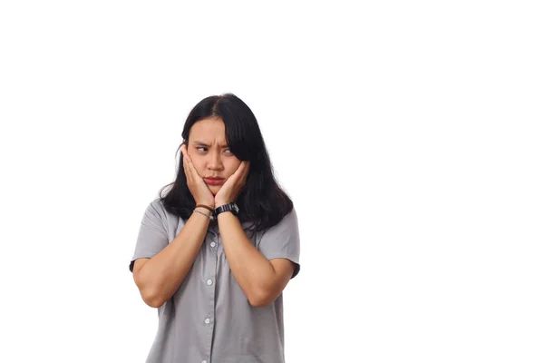 Retrato Menina Asiática Contra Fundo Branco Com Uma Expressão Triste — Fotografia de Stock