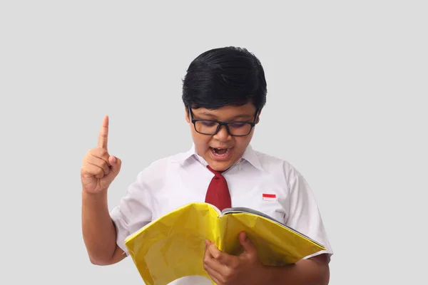 Retrato Estudiante Asiático Con Uniforme Escuela Primaria Indonesio Teniendo Una —  Fotos de Stock