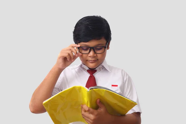 Portrét Asijského Studenta Indonéské Základní Školní Uniformě Jak Stojí Šťastně — Stock fotografie