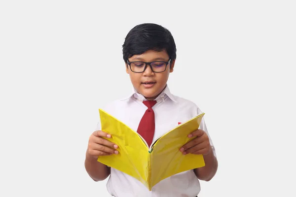 Retrato Estudiante Asiático Con Uniforme Escuela Primaria Indonesio Parado Leyendo — Foto de Stock