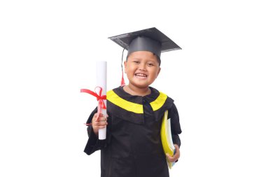 Asyalı bir anaokulu çocuğunun portresi. Basit ve ev yapımı mezuniyet kıyafetleri giydiği için mutlu ve heyecanlı.
