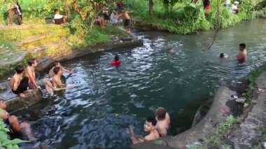 Yogyakarta, Endonezya - 8 Haziran 2020: Çocuklar çok eğlenceli bir nehirde su oynayıp yüzüyor