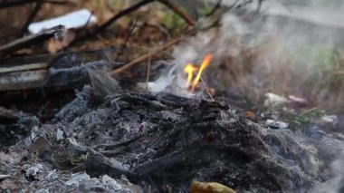Endonezya 'da çöp atığı kirliliği yakmak