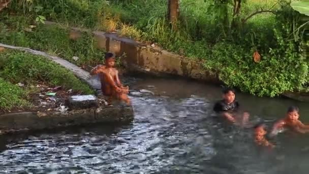Джокьякарта Индонезия Июня 2020 Года Дети Играют Воду Купаются Реке — стоковое видео