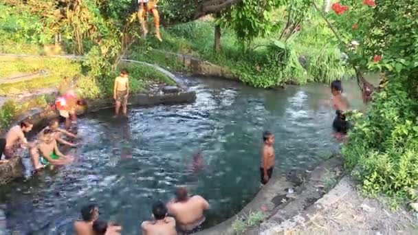 Yogyakarta Indonezja Cze 2020 Dzieci Bawią Się Wodą Pływają Rzece — Wideo stockowe