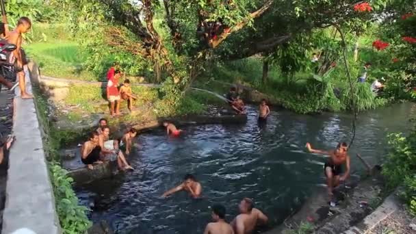 Γιογκιακάρτα Ινδονησία Ιουν 2020 Παιδιά Παίζουν Νερό Και Κολυμπούν Ένα — Αρχείο Βίντεο