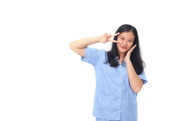 Retrato Feliz Jovem Ásia Menina Mostrando Paz Gesto Enquanto Rindo — Fotografia de Stock