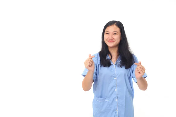 Lächelndes Junges Mädchen Das Fingerherz Zeigt Liebeszeichen Isoliert Über Weißem — Stockfoto