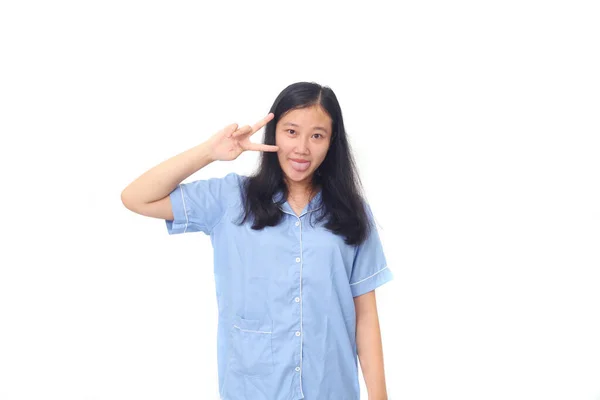 Retrato Feliz Jovem Ásia Menina Mostrando Paz Gesto Enquanto Rindo — Fotografia de Stock