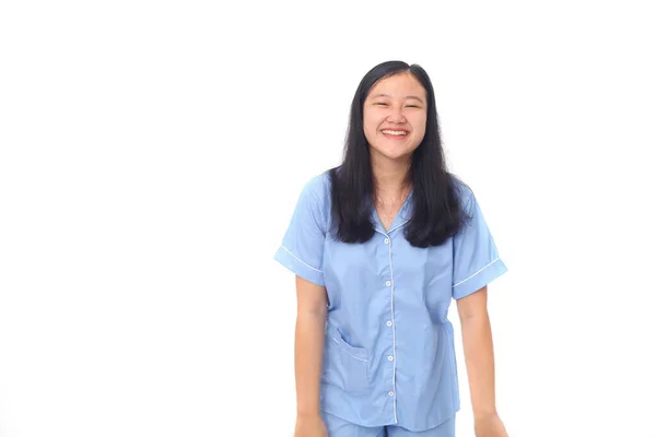 Retrato Feliz Joven Asiática Riendo Contra Pared Blanca —  Fotos de Stock