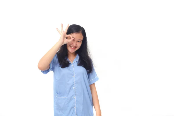 Portrét Veselé Asijské Dívky Stojící Bílém Pozadí Dělá Znamení Prstem — Stock fotografie