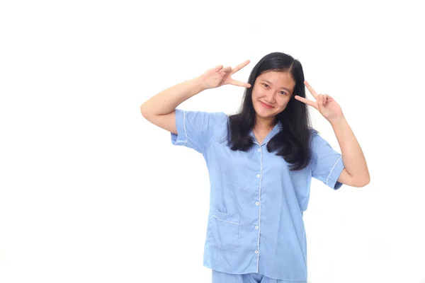 Portrét Šťastné Mladé Asijské Dívky Ukazující Mír Gesto Při Smíchu — Stock fotografie