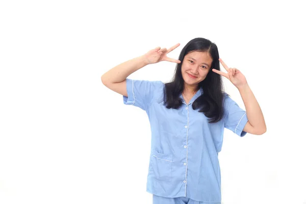 Retrato Una Joven Asiática Feliz Mostrando Gesto Paz Mientras Ríe —  Fotos de Stock