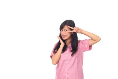 Asyalı mutlu bir kızın portresi ayakta ve gülümsüyor. Beyaz arkaplanda izole