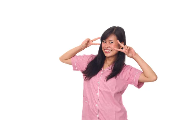 Retrato Mujer Asiática Feliz Pie Riendo Mientras Muestran Paz Victoria —  Fotos de Stock