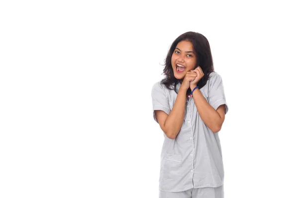 Retrato Mujer Asiática Joven Sorprendida Sonriendo Contra Pared Blanca —  Fotos de Stock