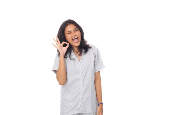 Retrato Mujer Asiática Feliz Pie Sonriendo Mientras Muestran Manos Gestos — Foto de Stock