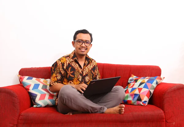 Glada Asiatiska Människor Klädda Typiska Indonesiska Sitter Soffan Medan Håller — Stockfoto
