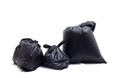 Siyah çöp torbası beyaz arka planda izole edilmiş. Kesme yolu