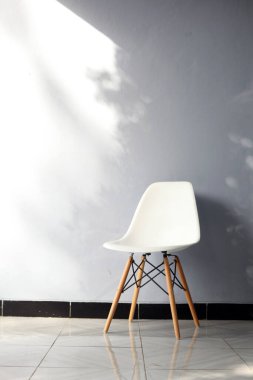 Evin verandasında gri duvarlı boş modern sandalye.