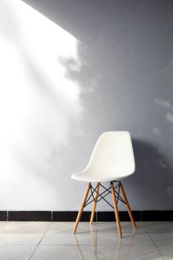 Evin verandasında gri duvarlı boş modern sandalye.