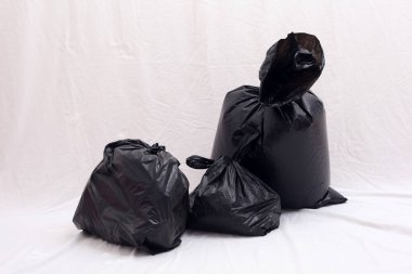 Siyah çöp torbası beyaz arkaplanda izole edildi