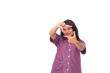 Mor geceliği giyen Asyalı bir kız beyaz bir arka planda duruyor.