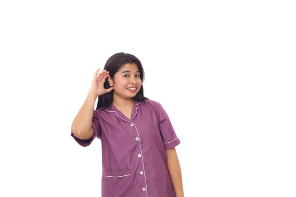 アジアの女の子を身に着けています紫色のナイトガウンを身に着けていますコピースペースと白い背景に立って — ストック写真
