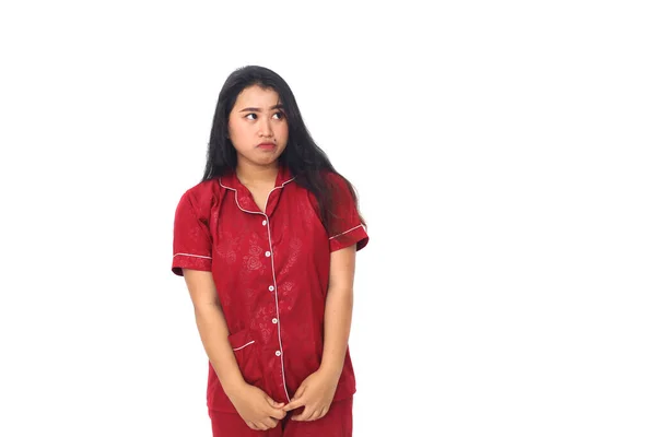 Gadis Asia Mengenakan Gaun Malam Merah Berdiri Latar Belakang Putih — Stok Foto