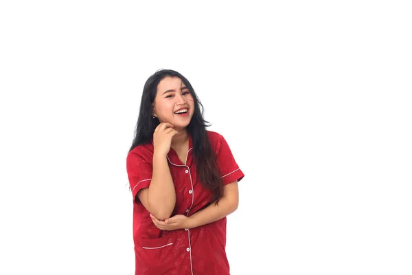 幸せなアジアの女の子身に着けています赤いナイトガウンを身に着けています白い背景に立って — ストック写真
