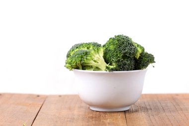 Kâsede taze brokoli. Kopyalama alanı ile beyaz arkaplanda izole