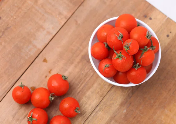 Świeże Pomidory Wiśniowe Misce Izolacja Białym Tle — Zdjęcie stockowe