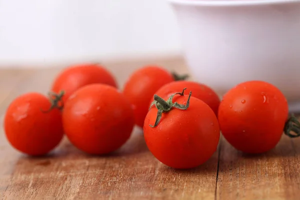 Pomodori Ciliegini Freschi Una Ciotola Isolato Sfondo Bianco — Foto Stock
