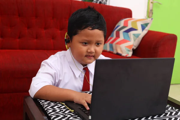 Ein Asiatischer Student Lernt Online Mit Einem Laptop — Stockfoto