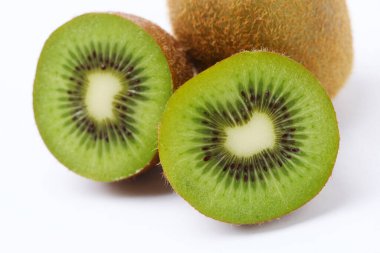 Kivi meyvesini kapat ve beyaz arka planda izole edilmiş kivi dilimini kes