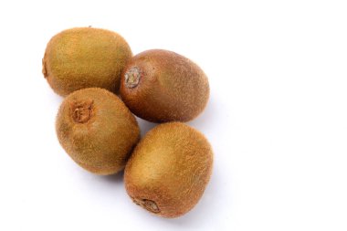 Beyaz arkaplanda izole edilmiş kivi meyvelerini kapat