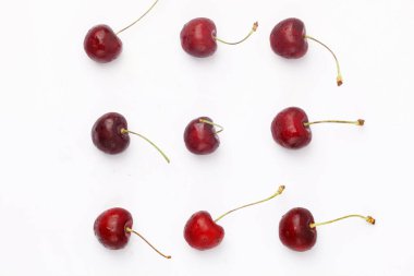Kırmızı kirazlar beyaz renkte izole edilmiş. Metin için kopyalama alanı olan böğürtlen. Beyaz üzerine izole edilmiş çeşitli taze yaz meyveleri..