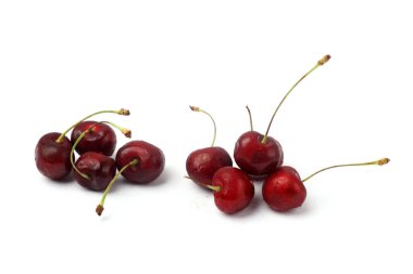 Kırmızı kirazlar beyaz renkte izole edilmiş. Metin için kopyalama alanı olan böğürtlen. Beyaz üzerine izole edilmiş çeşitli taze yaz meyveleri..