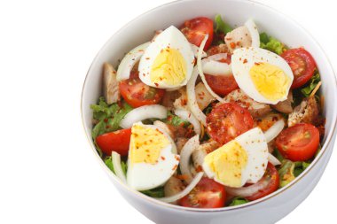 Taze domates, salatalık, soğan, ıspanak, marul ve susamlı sağlıklı sebze salatası. Diyet menüsü