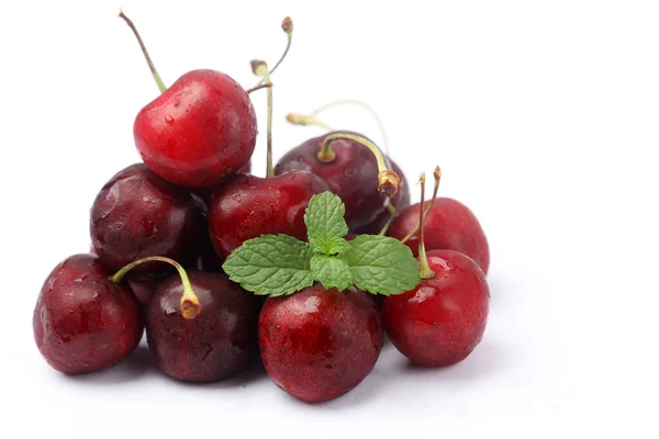 Rode Rijpe Kersen Geïsoleerd Witte Uitsnede Berry Met Kopieerruimte Voor — Stockfoto