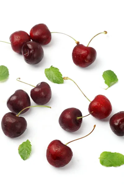 Rode Rijpe Kersen Geïsoleerd Witte Uitsnede Berry Met Kopieerruimte Voor — Stockfoto