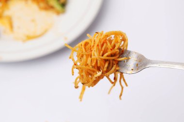 Lezzetli iştah açıcı klasik İtalyan spagettisi domates soslu, peynirli parmesanlı ve fesleğenli makarna. Ev yapımı yemek.